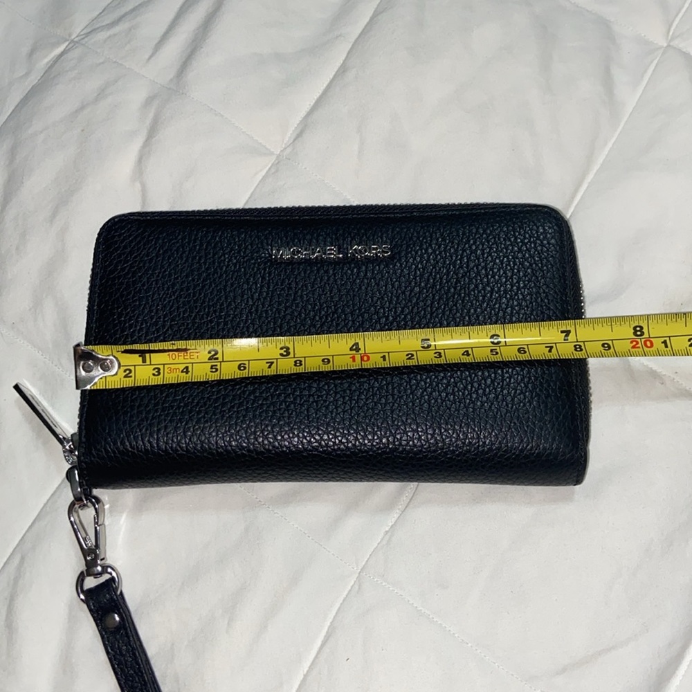 Like new Michael Kors Jet Set Travel Wallet Phone Case wristlet - Picture 11 of 13